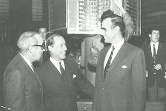 Hal Jackman, qui ouvre une séance de la Bourse de Toronto en 1964