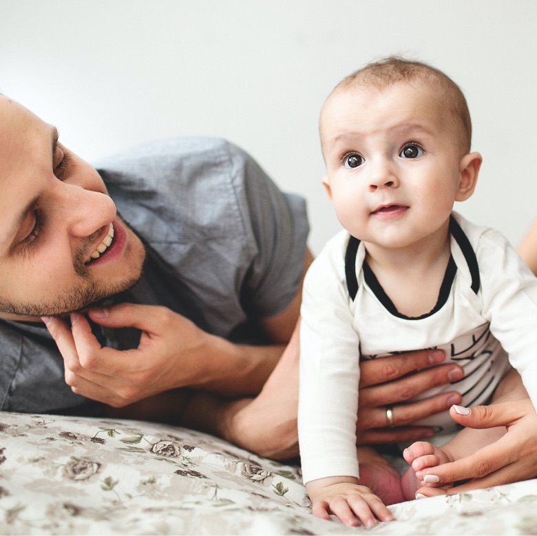 Un jeune père canadien avec son bébé qui profite de la tranquillité d’esprit qu’offre une assurance permanente